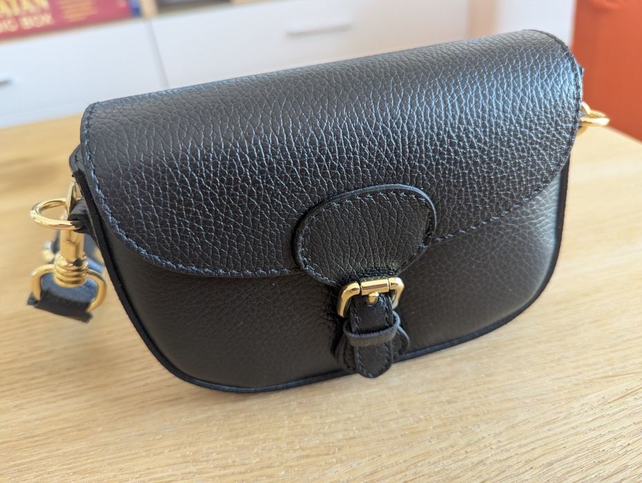Geanta mini crossbody din piele naturală neagră, cu textură granulată și accesorii metalice aurii