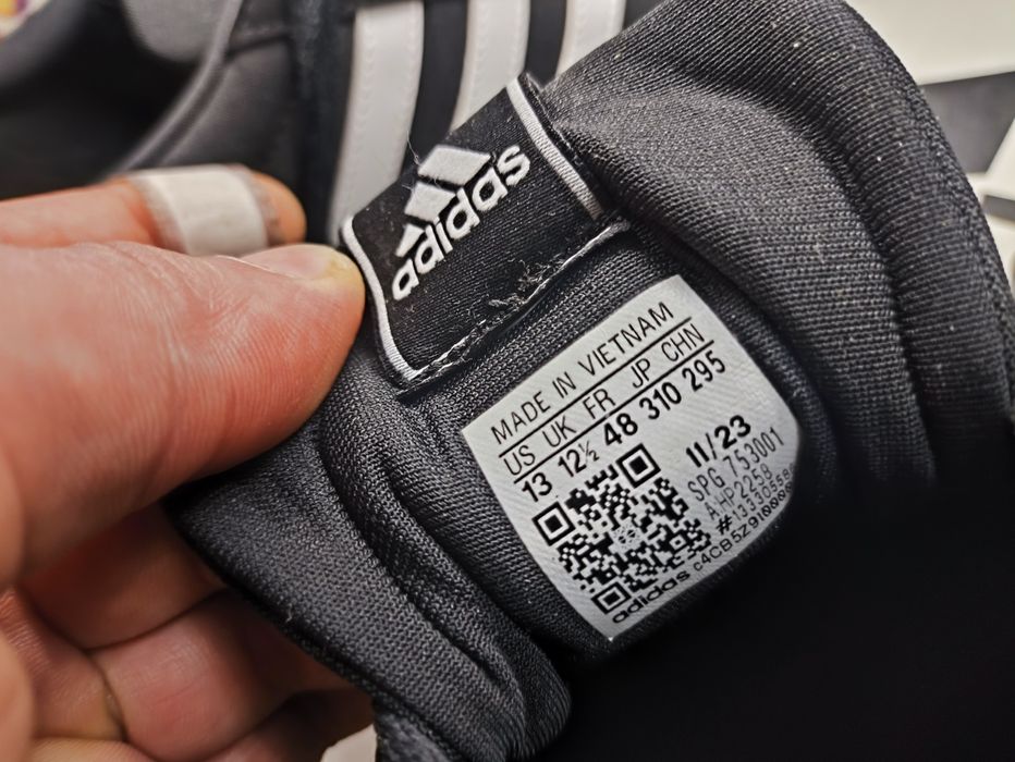 Продам кроссовки Adidas originals
