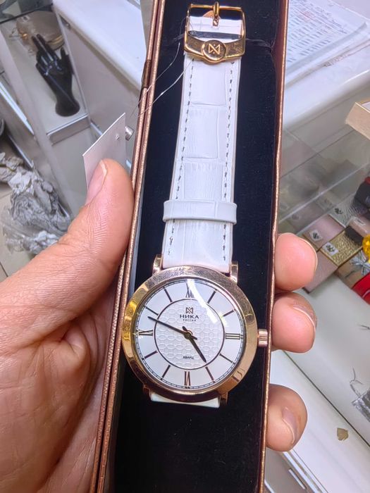 Продам золотые часы с ремешком