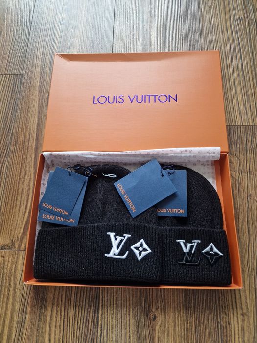 Страхотни зимни шапки LV в кутии 2 бр