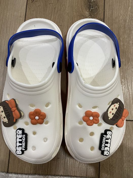Детские кроксы с шармиками