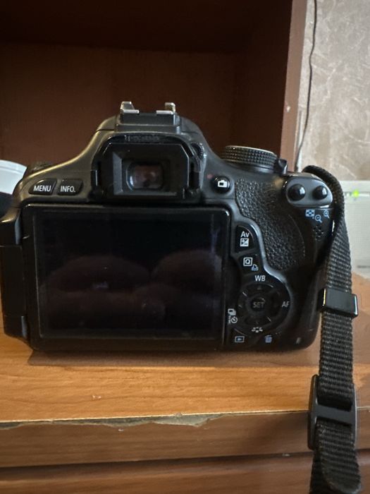 Продам зеркальный фотоаппарат Canon EOS 600D
