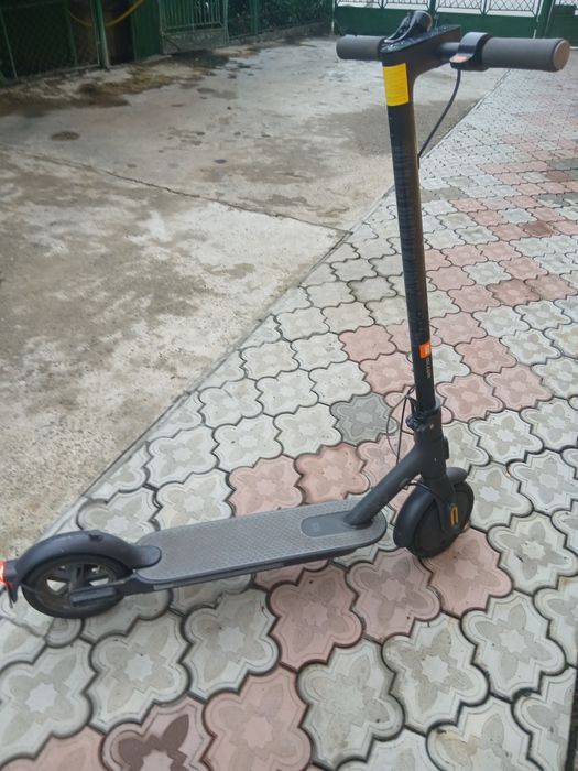 Vând trotineta Xiaomi Mi Essential