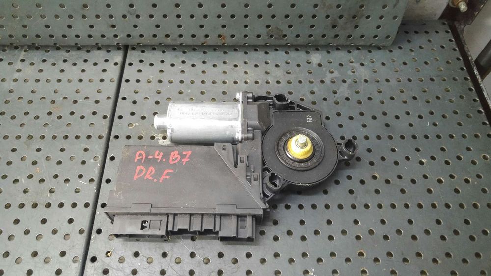 Motoras macara dreapta fata audi a4 b7 8e 8e1959802e 105845108 0130821764