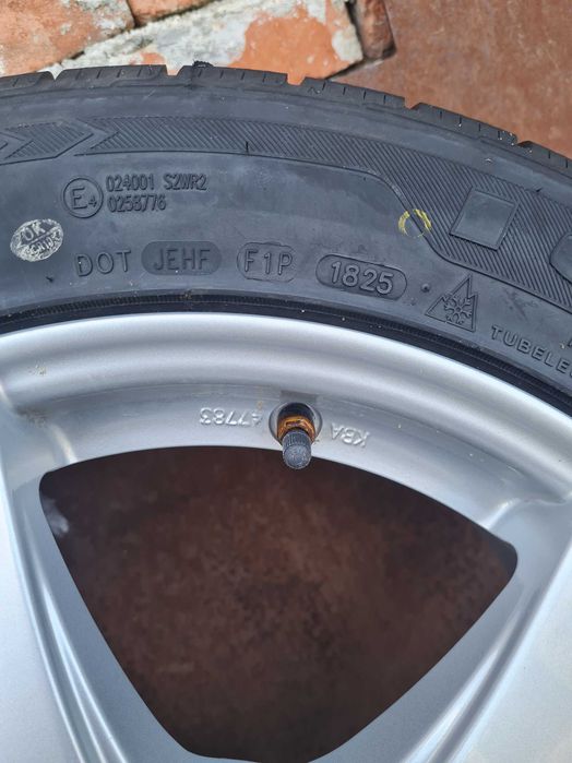 Гуми всесезонни 215/55R17 като нови на 500 км.