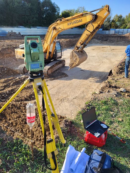 Геодезист со своим оборудованием.