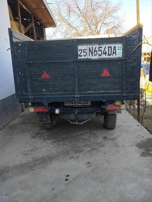 UAz avtomobil sotiladi