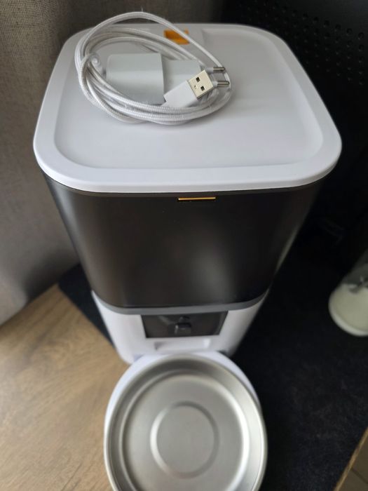 Автоматична хранилка за кучета и котки