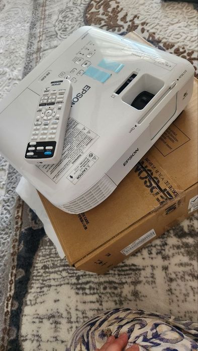 Proyektor : Epson EB-e20 sifatli yangi