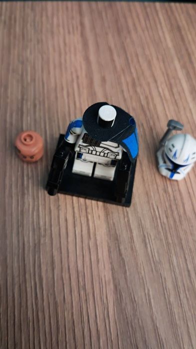 Это Лего мини фигурка капитан рэкса