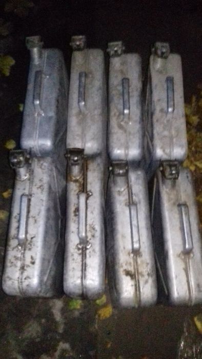 . Продаются канистры алюминиевые и железные.