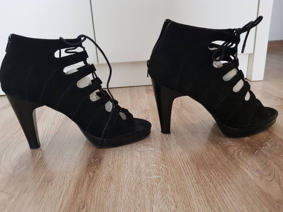 Елегантни обувки на висок ток