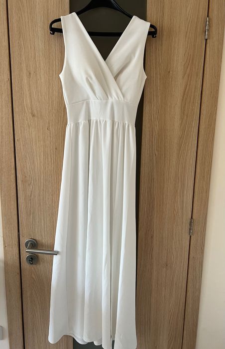 Дълга бяла рокля