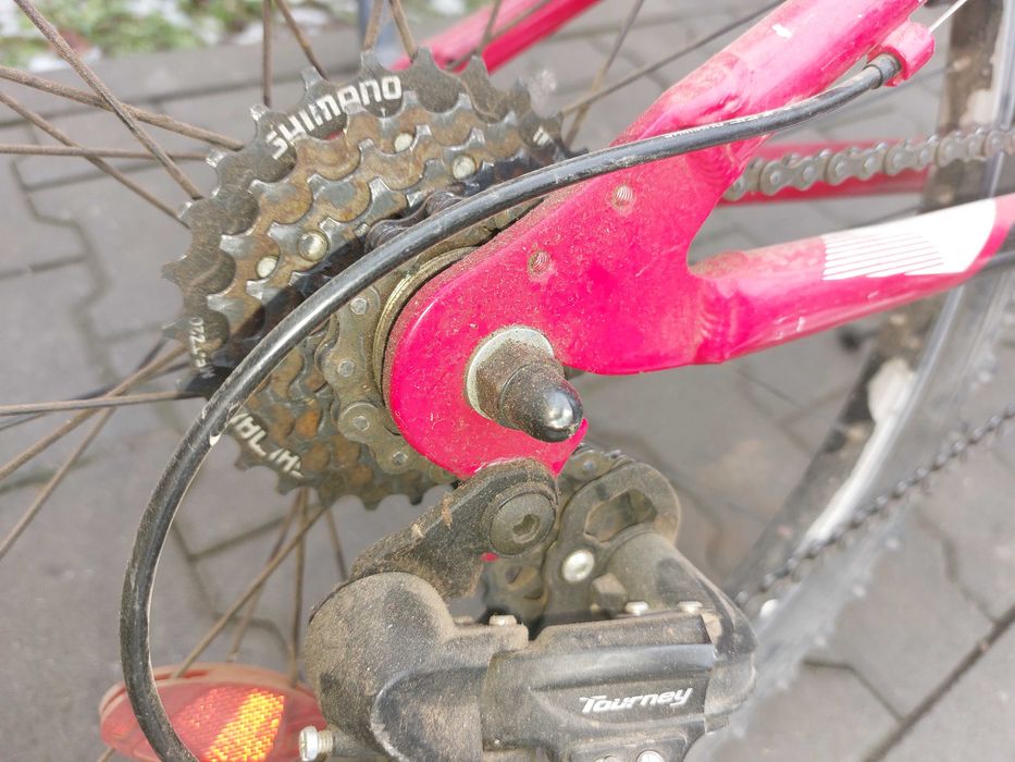 Bicicleta mountain bike de culoare roșie de vanzare