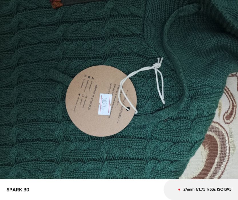 Продам свитер с капюшоном.