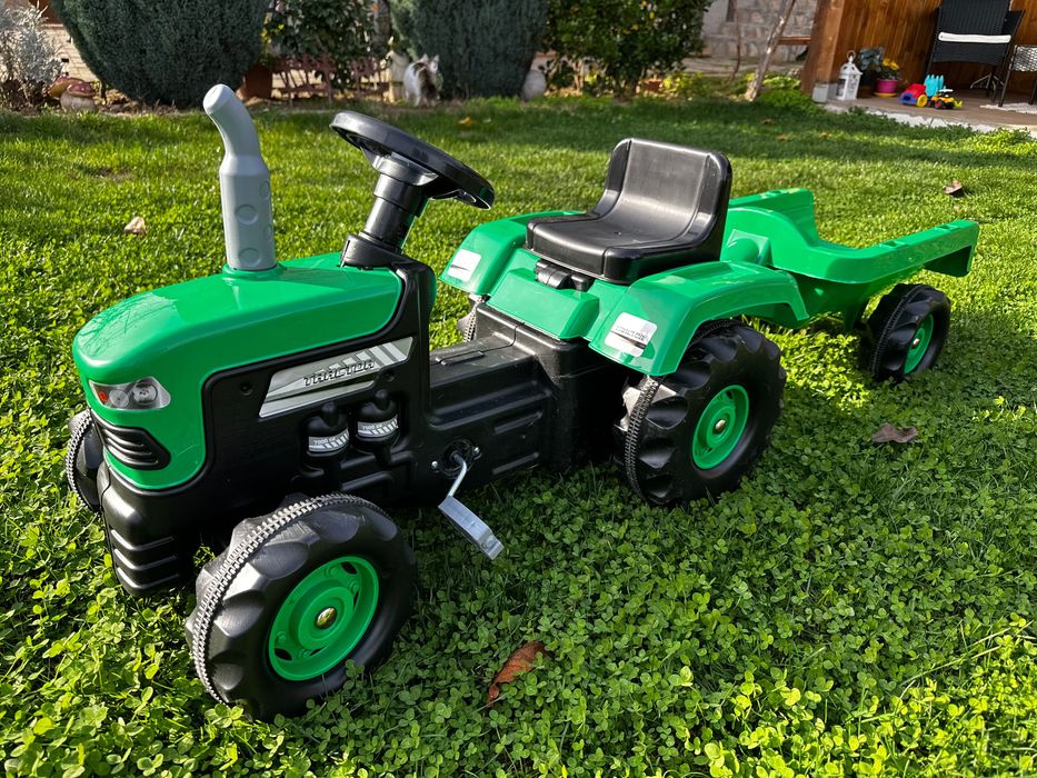 Чиста нов детски трактор с ремарке