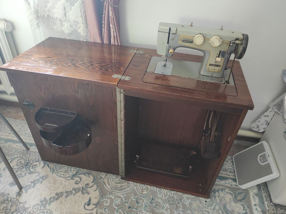 Швейная ножная машинка.