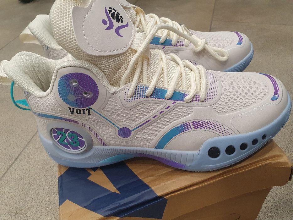 Кроссовки спортивные