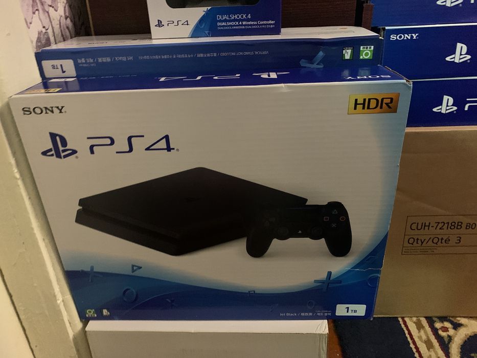 playstation4 slim 1TB один джестика оригинал и оснавные игры