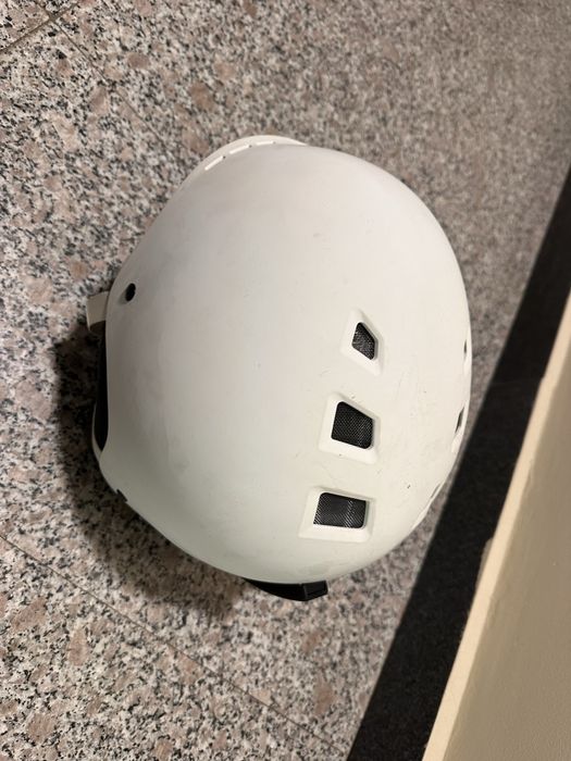 Продавам ски каска