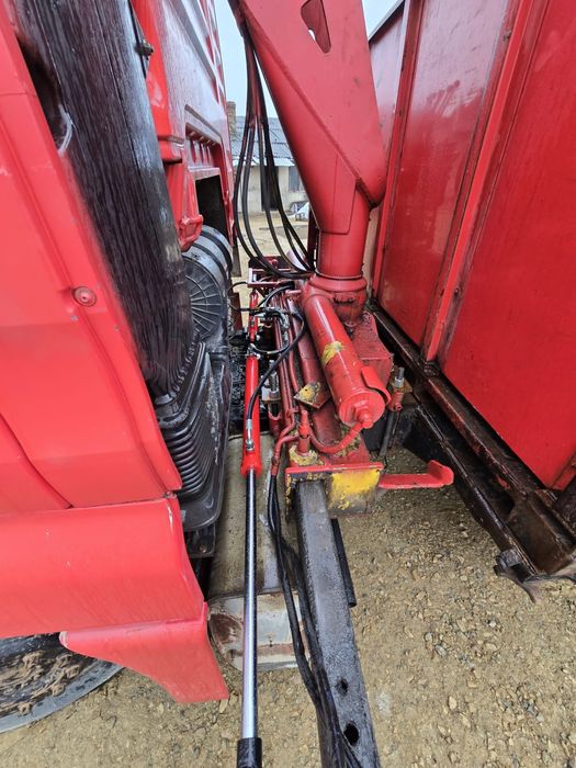 Man platforma trailer cu macara/hiab