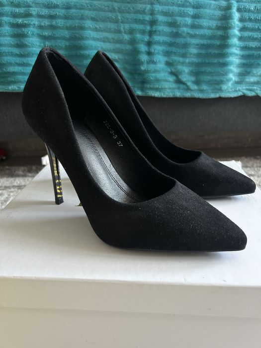 Продам новые замшевые туфли