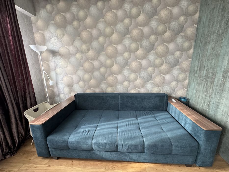 Диван б/у для гостинной/спальни  240 см