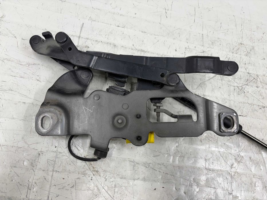 Панта с пиропатрон преден капак БМВ Ф10 Ф11 Ф06 Ф12 Ф13 Ф01 Ф02 Z4 Е89