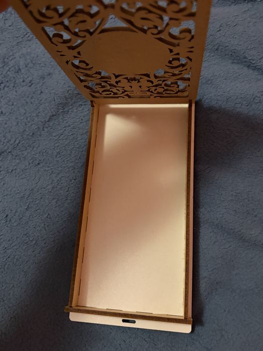 Дървен плик за пари – стилен подарък