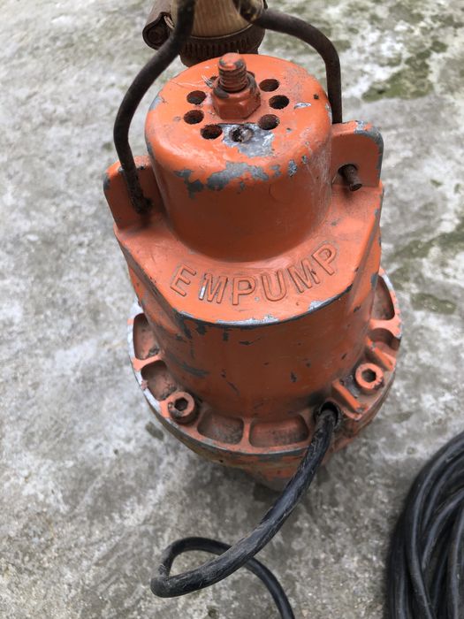 Потопяема помпа