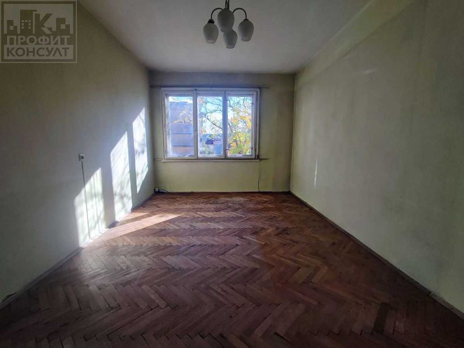 Тристаен апартамент с гараж в идеален център