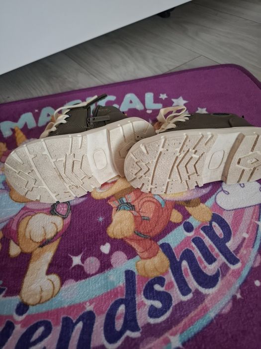 Продавам детски боти