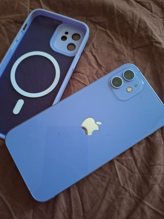iPhone 12 в отлично състояние и 10 калъфа към него