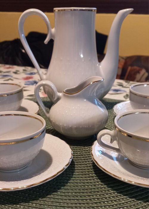 Непълен български порцеланов сервиз