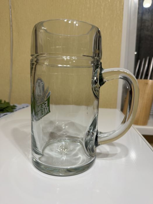 Пивные кружки литровые.