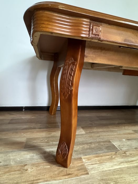 Продам стол для гостиной (дерево)