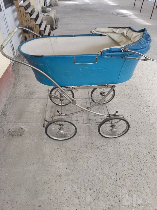 Коляска сотилади