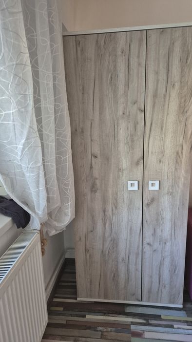 Vând mobilă de living cu canapea extensibilă și doi tabureți de cameră plus o masă de sticlă
