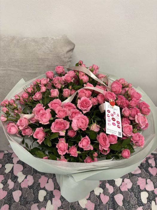 Пышный букет из кустовых роз