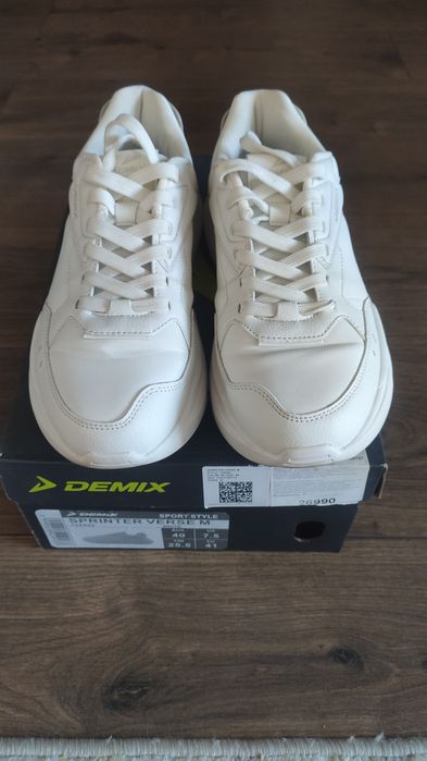 Продам кроссовки Демикс