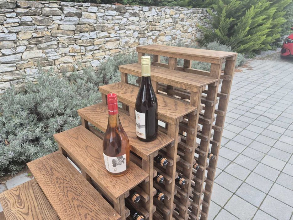 Cascading стелаж за вино.