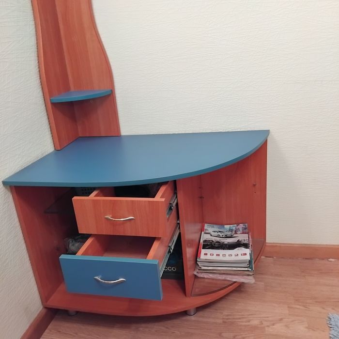 Тумбочка с полочками