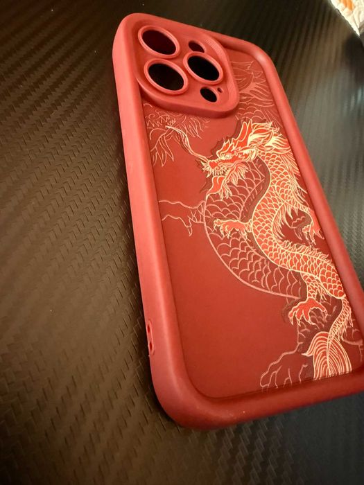 Продавам калъф за Iphone 15/15 pro Червен Дракон