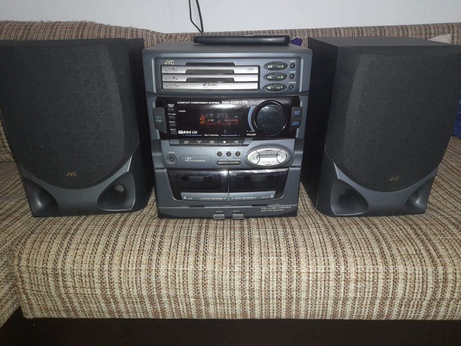 Combină muzicală JVC cu telecomandă