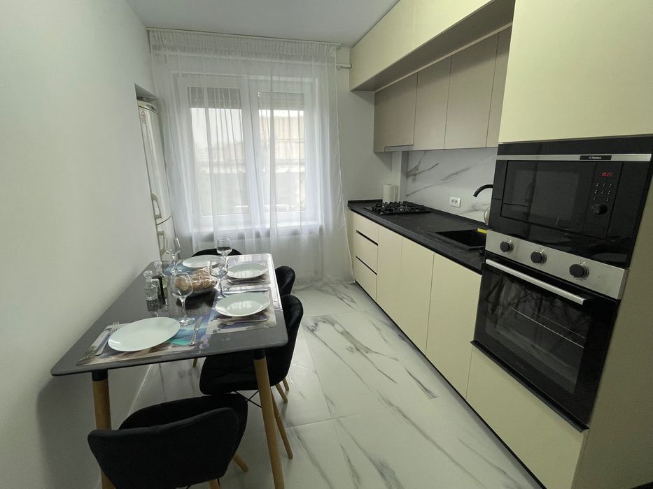 Închiriez apartament cu două camere în centru lângă teatrul Național
