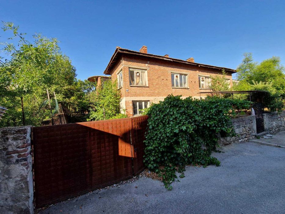 Продавам двуетажна къща с голям двор в ТОП центъра на Харманли!