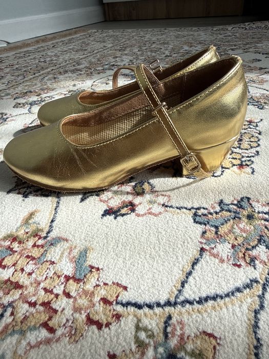 Туфли для танцев золотые.
