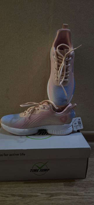 Кроссовки женские