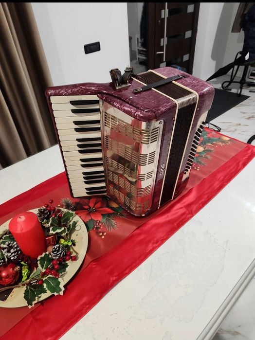 Vând acordeon Timiș 48 basi