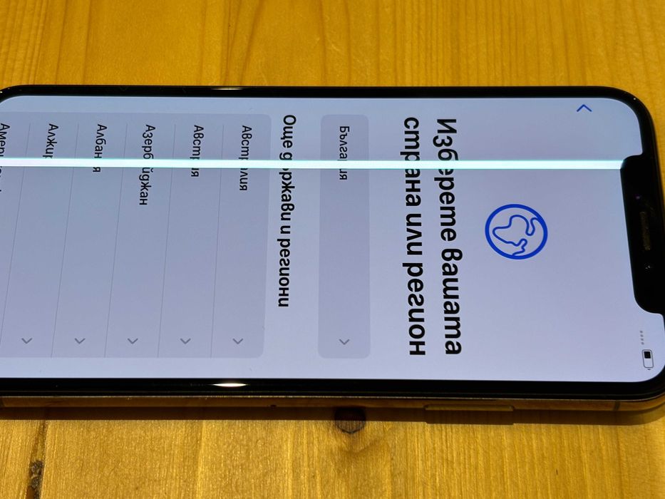iPhone XS с лента на екрана